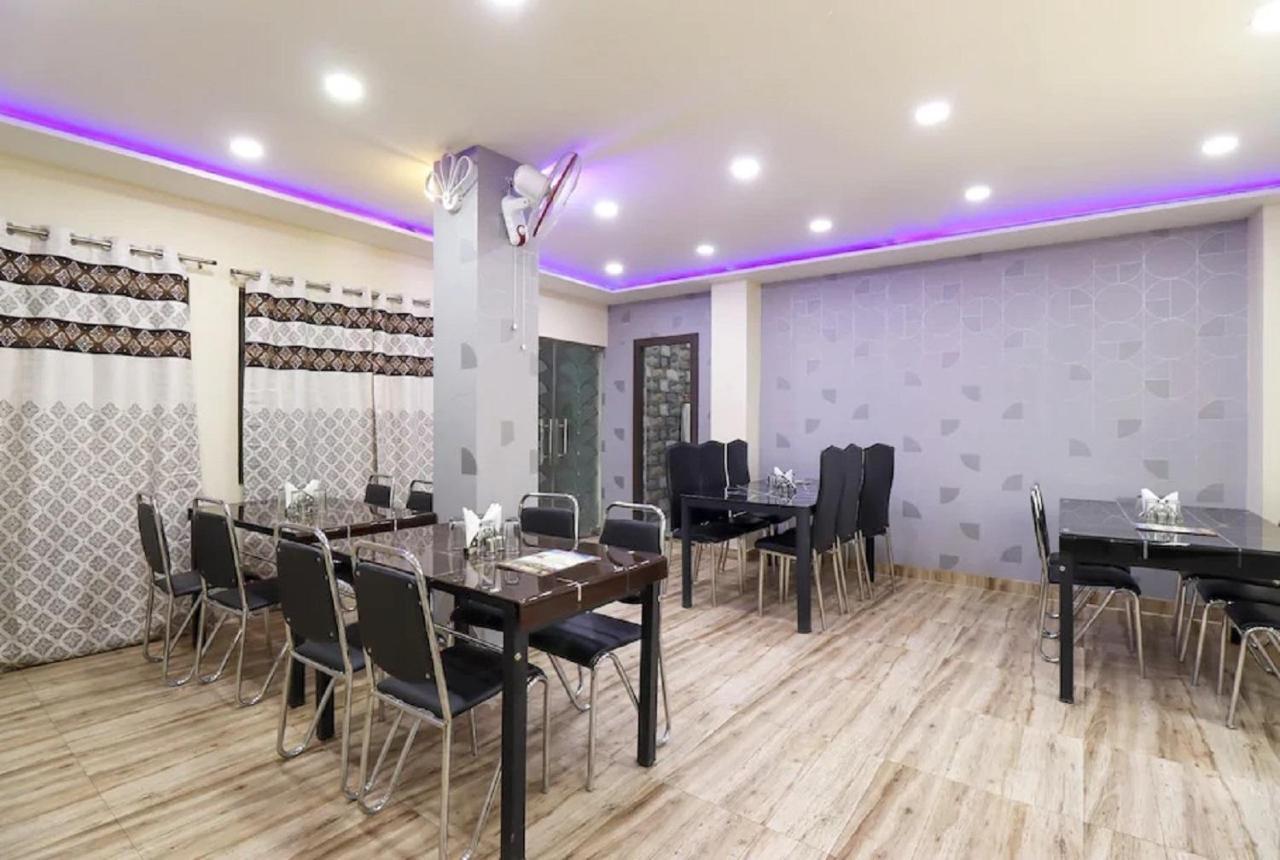 Hotel Aadesh Palace Varanasi Exterior photo