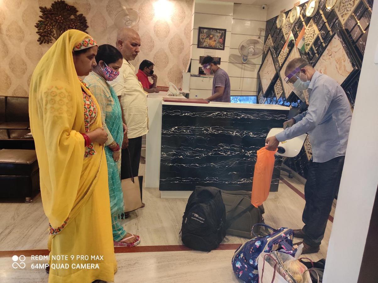 Hotel Aadesh Palace Varanasi Exterior photo