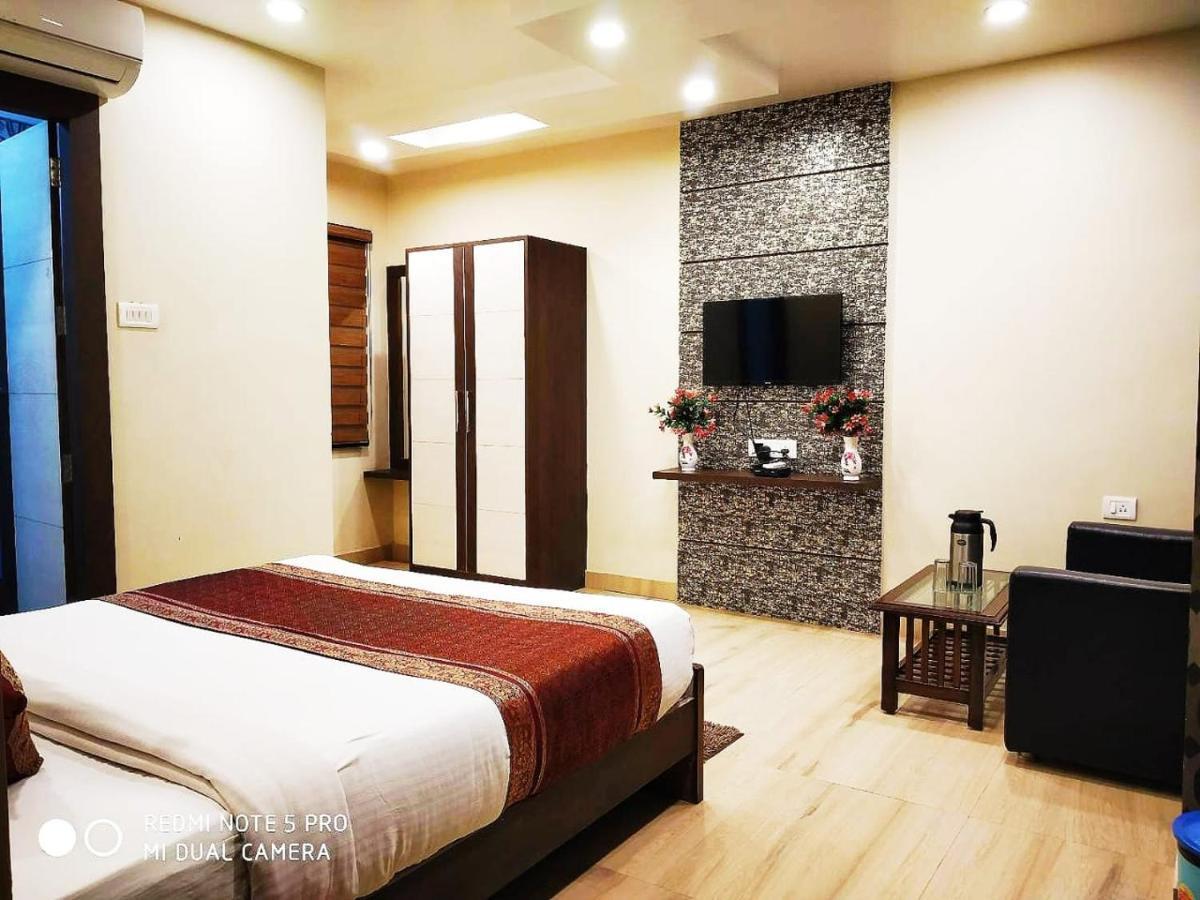 Hotel Aadesh Palace Varanasi Exterior photo