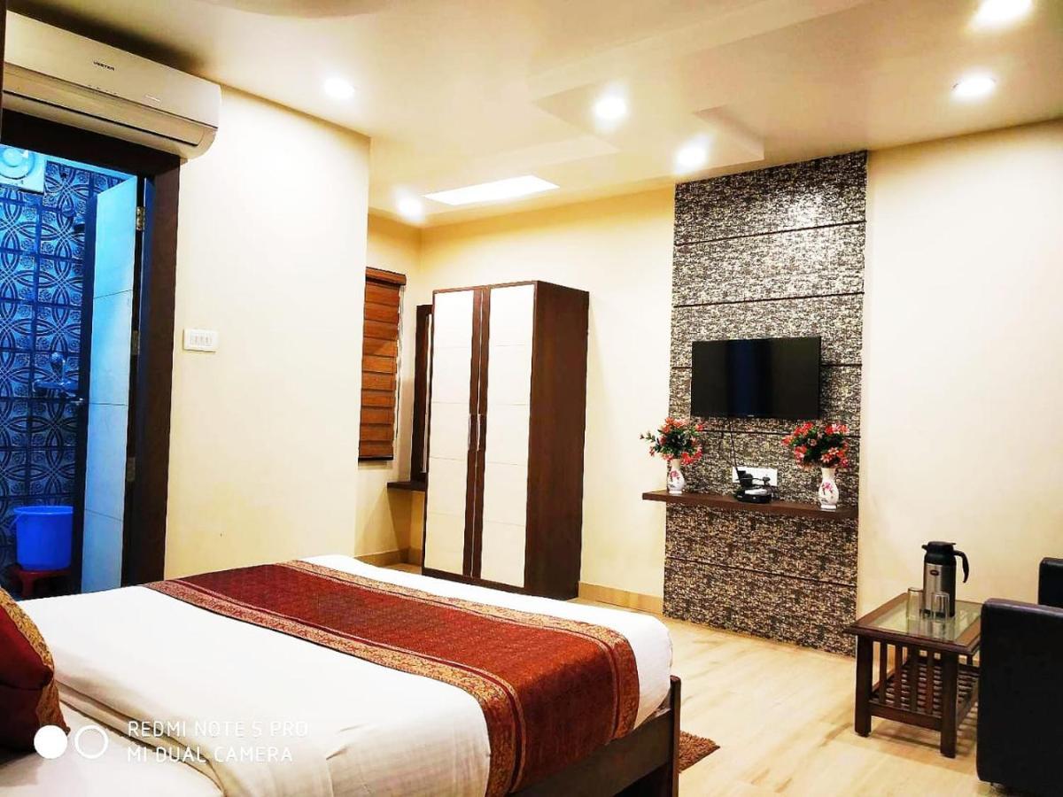 Hotel Aadesh Palace Varanasi Exterior photo