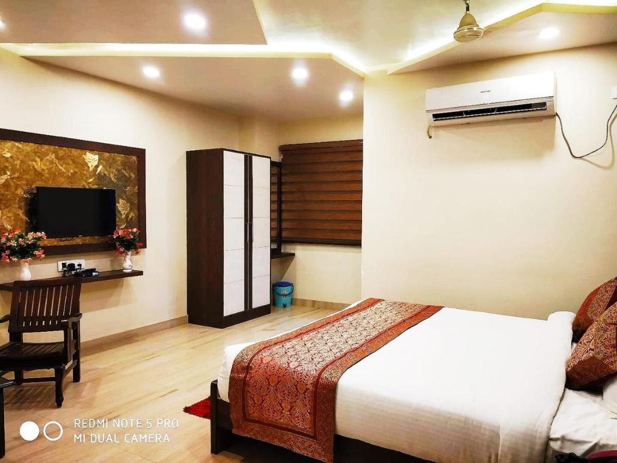 Hotel Aadesh Palace Varanasi Exterior photo