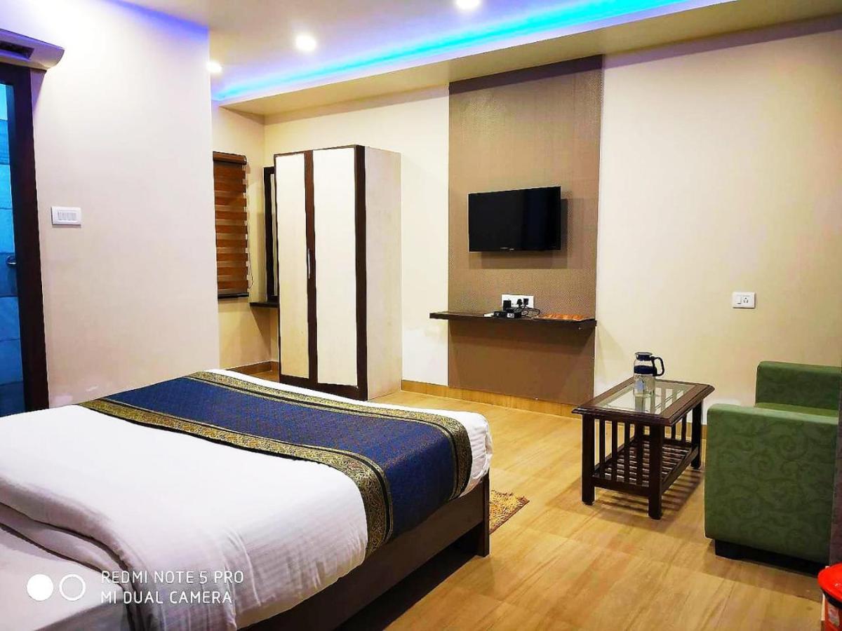 Hotel Aadesh Palace Varanasi Exterior photo