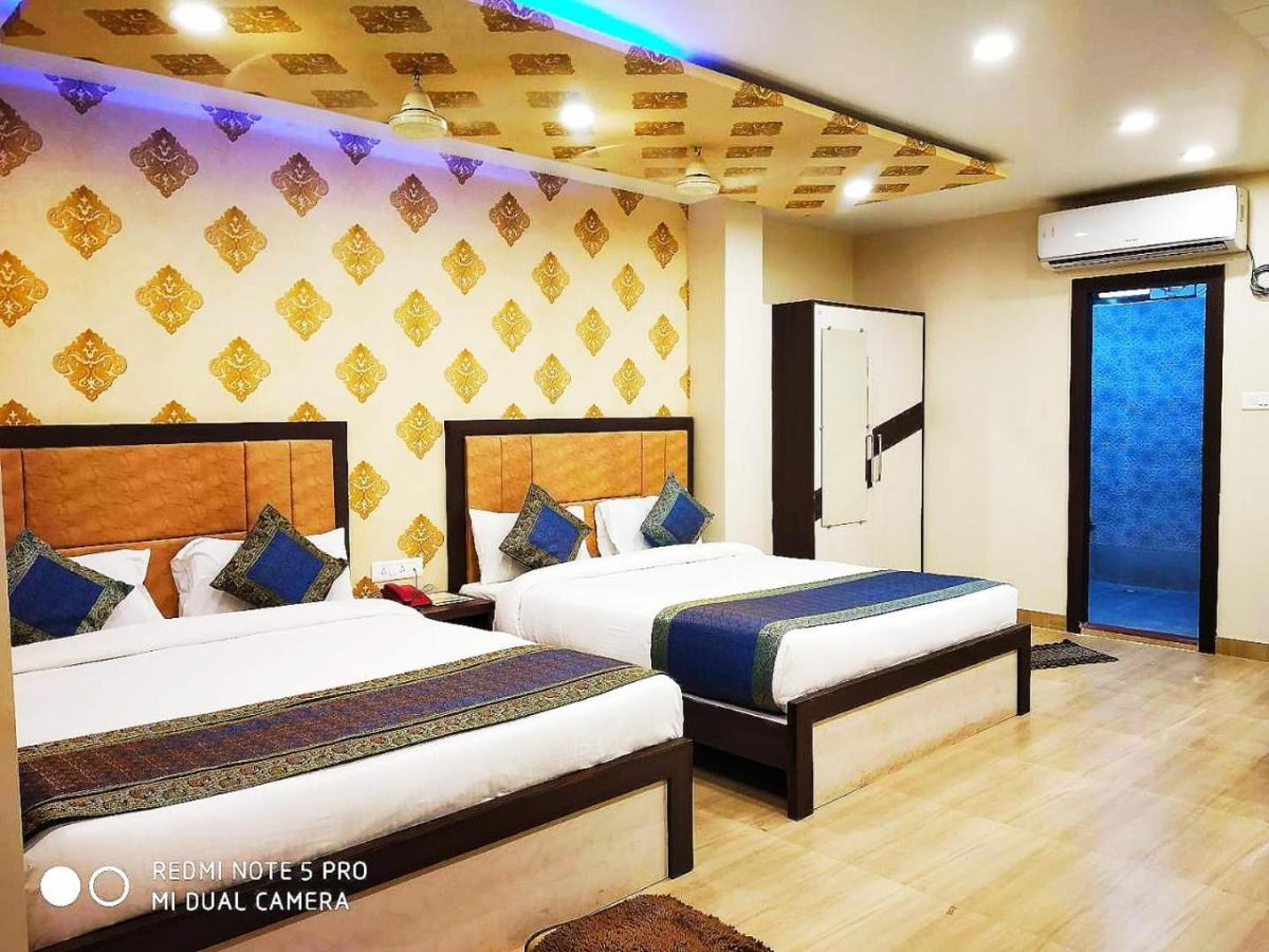 Hotel Aadesh Palace Varanasi Exterior photo