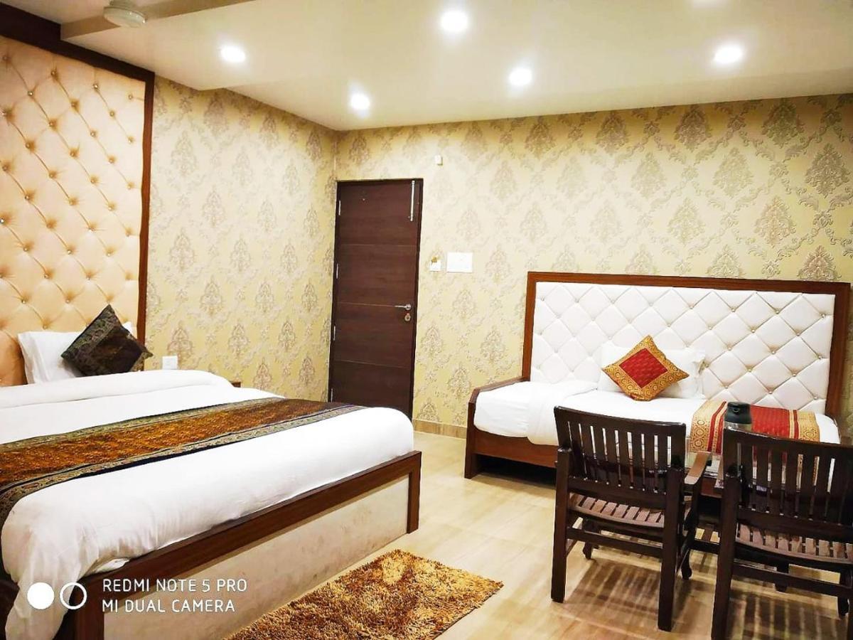 Hotel Aadesh Palace Varanasi Exterior photo