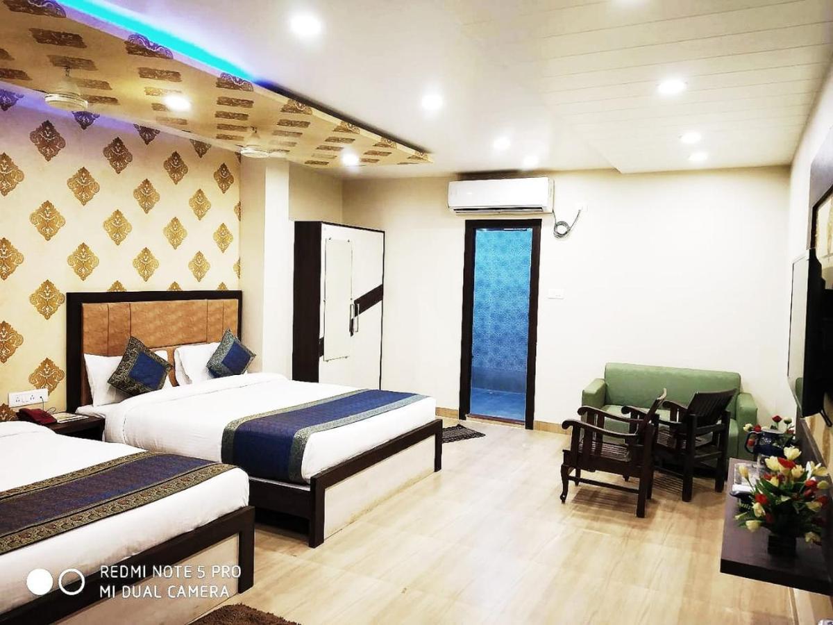Hotel Aadesh Palace Varanasi Exterior photo