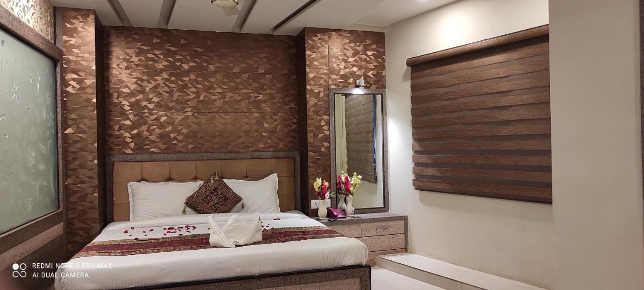 Hotel Aadesh Palace Varanasi Exterior photo