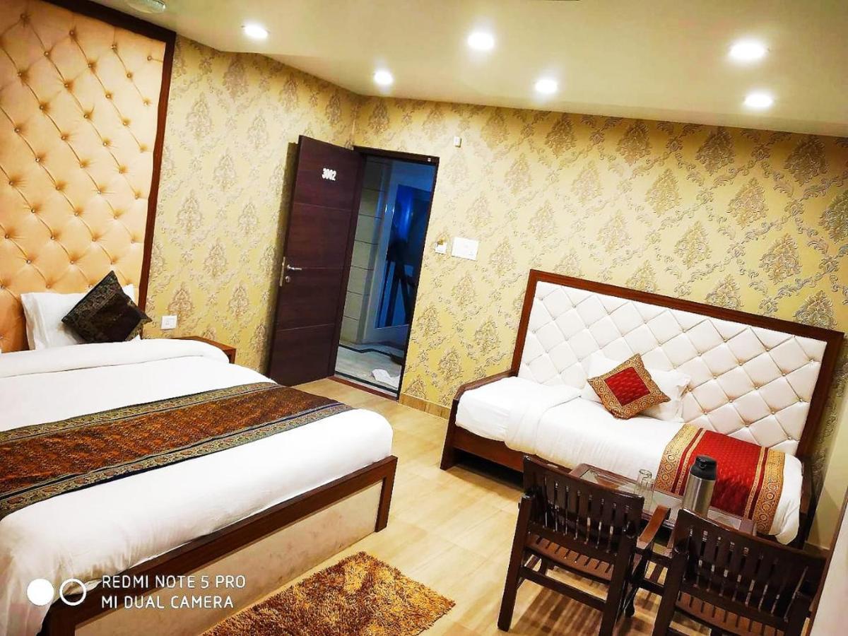 Hotel Aadesh Palace Varanasi Exterior photo