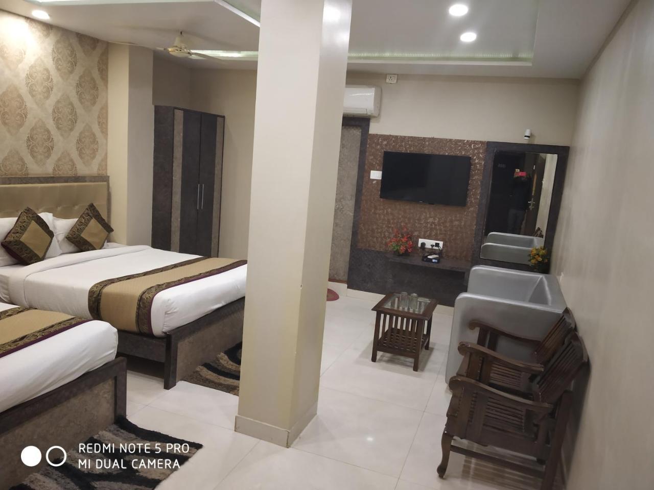 Hotel Aadesh Palace Varanasi Exterior photo