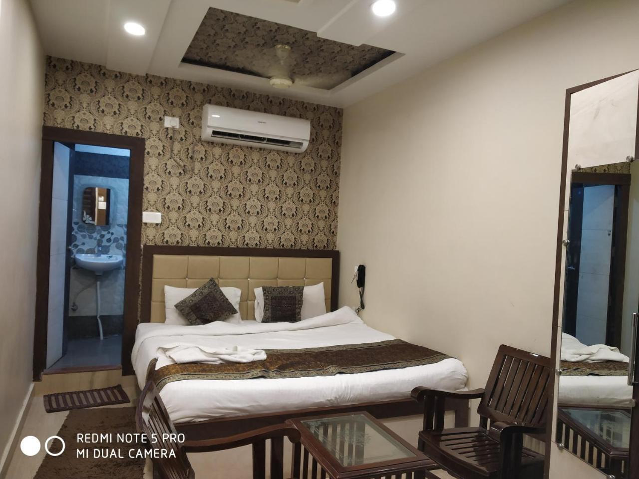 Hotel Aadesh Palace Varanasi Exterior photo