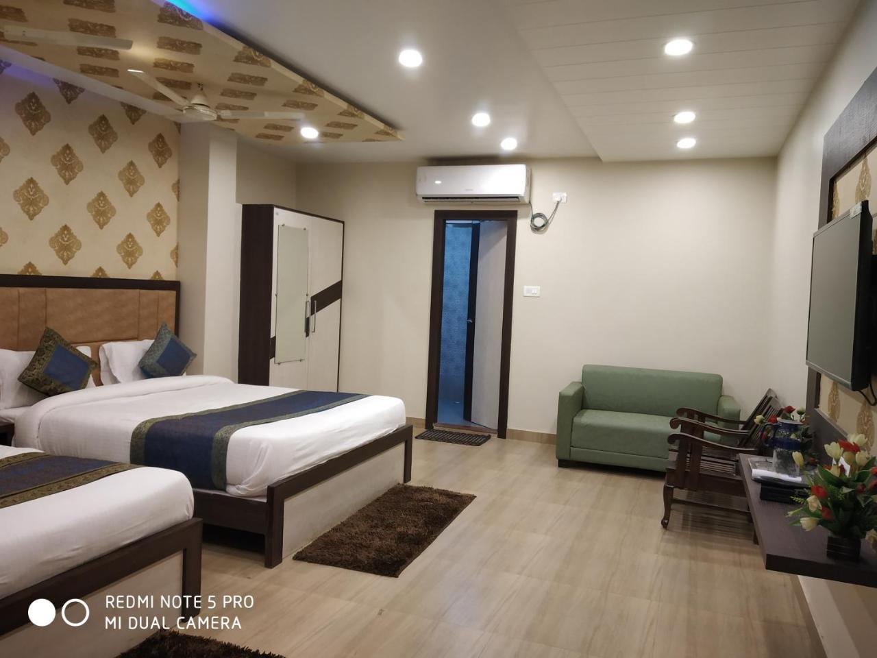 Hotel Aadesh Palace Varanasi Exterior photo