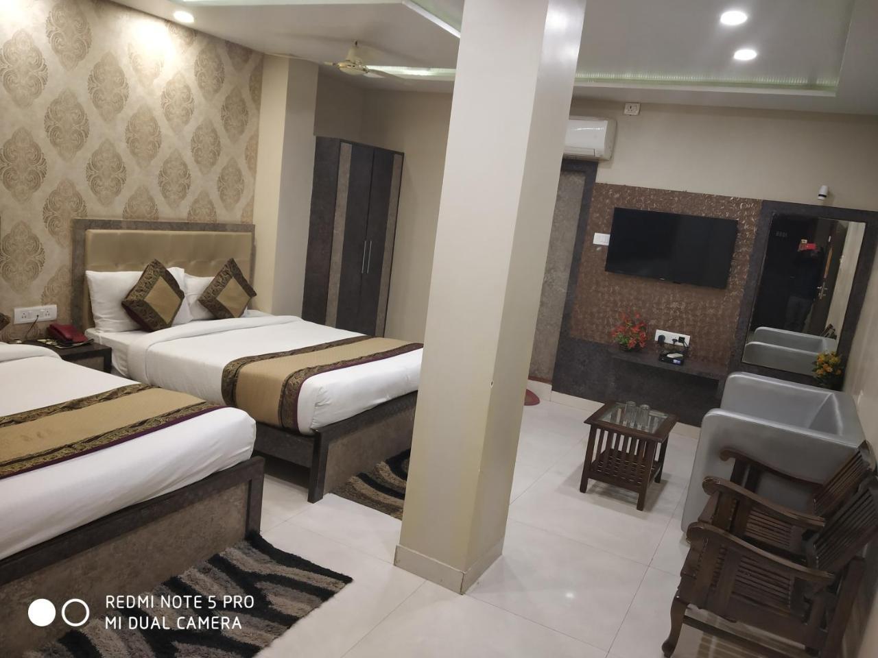 Hotel Aadesh Palace Varanasi Exterior photo