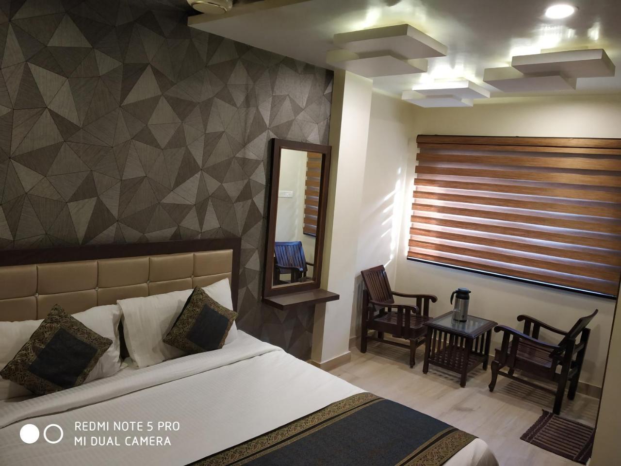 Hotel Aadesh Palace Varanasi Exterior photo