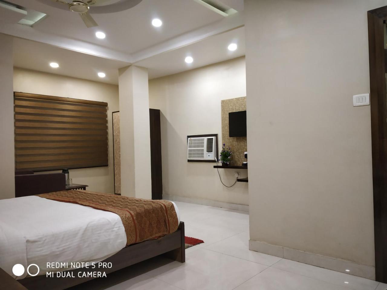 Hotel Aadesh Palace Varanasi Exterior photo
