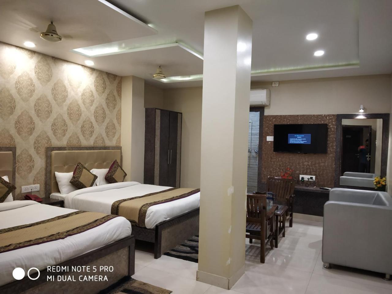 Hotel Aadesh Palace Varanasi Exterior photo
