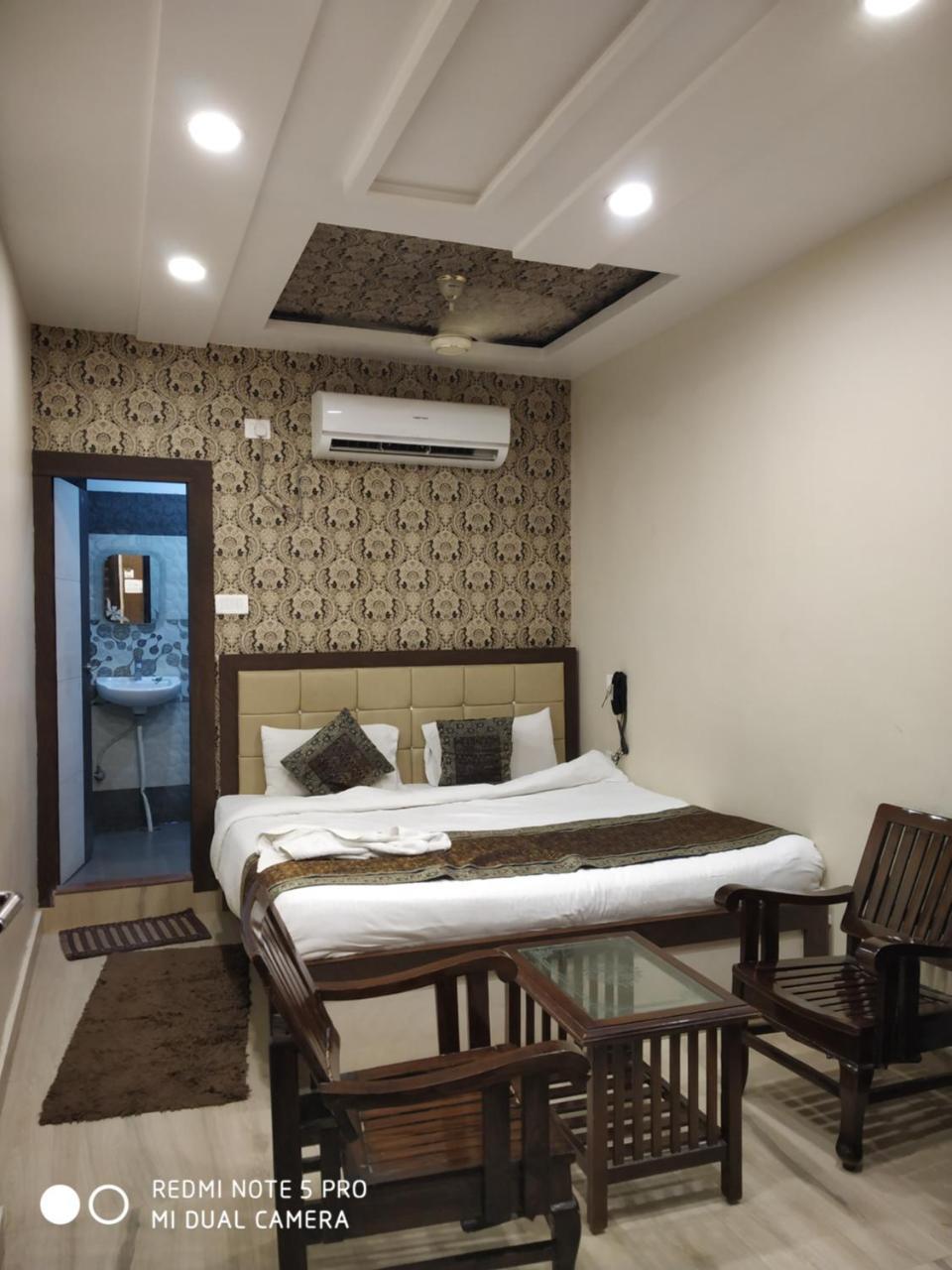 Hotel Aadesh Palace Varanasi Exterior photo