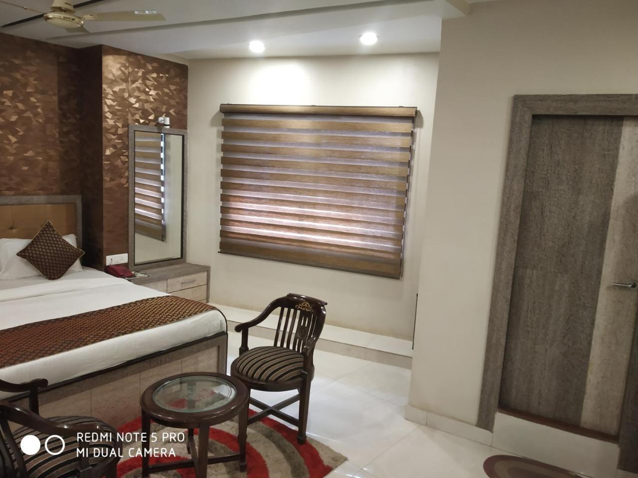 Hotel Aadesh Palace Varanasi Exterior photo