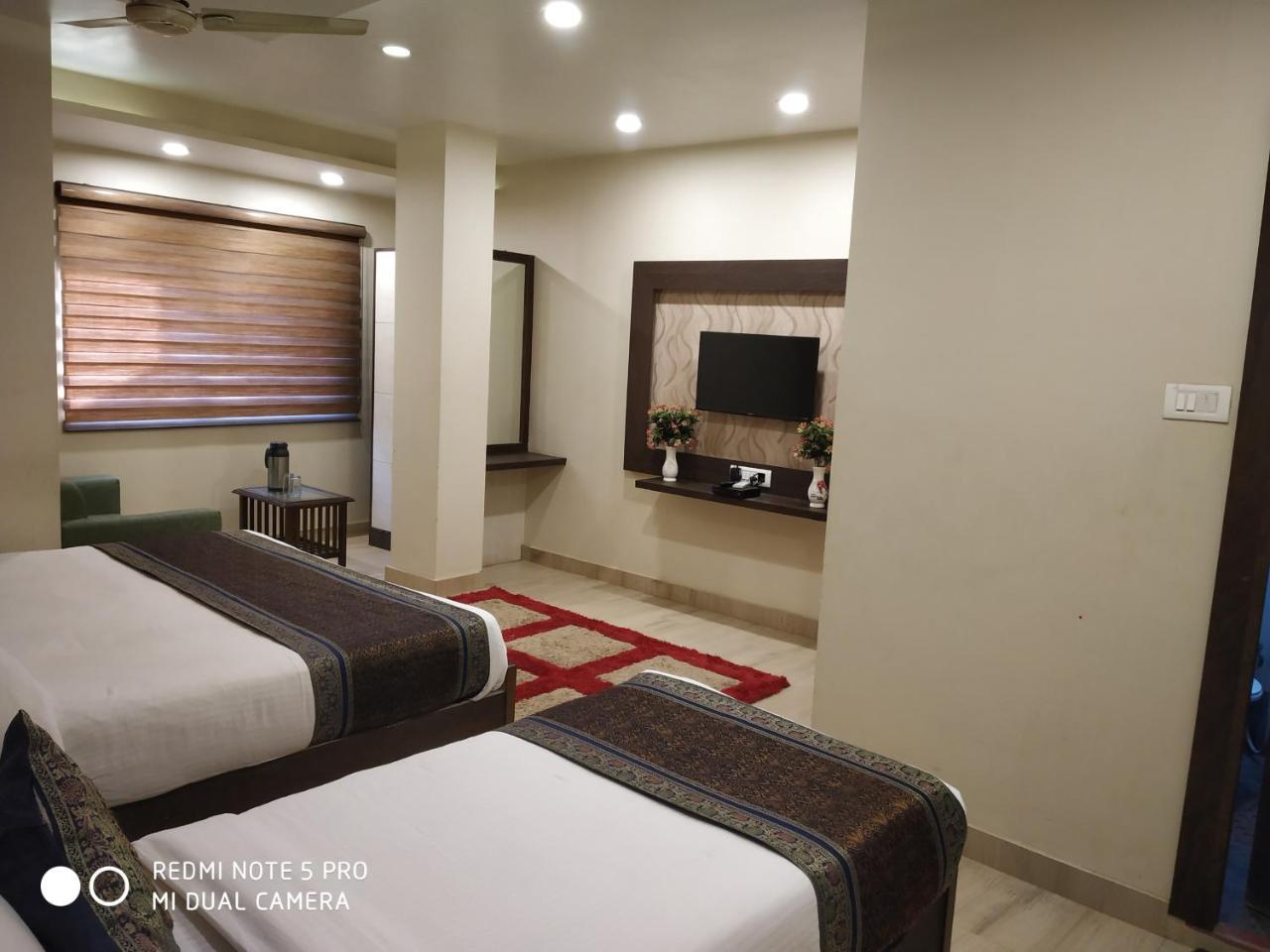 Hotel Aadesh Palace Varanasi Exterior photo
