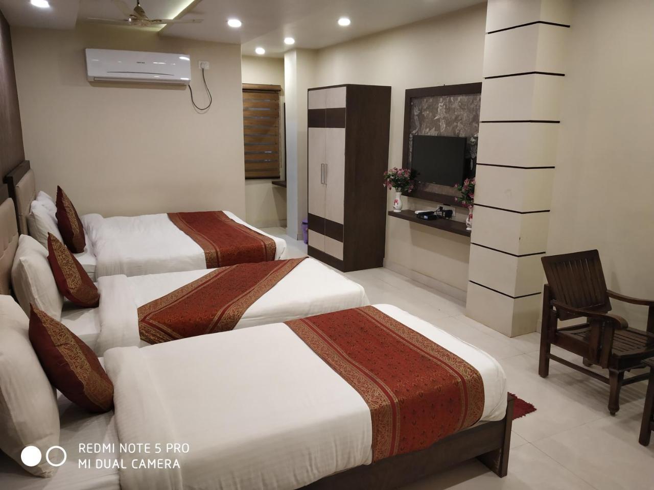 Hotel Aadesh Palace Varanasi Exterior photo