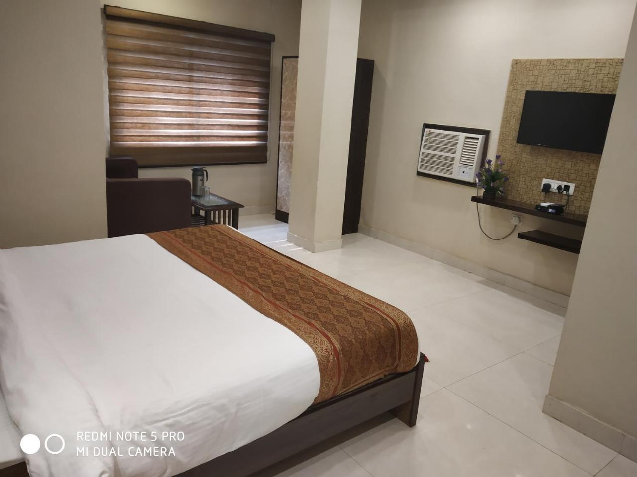 Hotel Aadesh Palace Varanasi Exterior photo