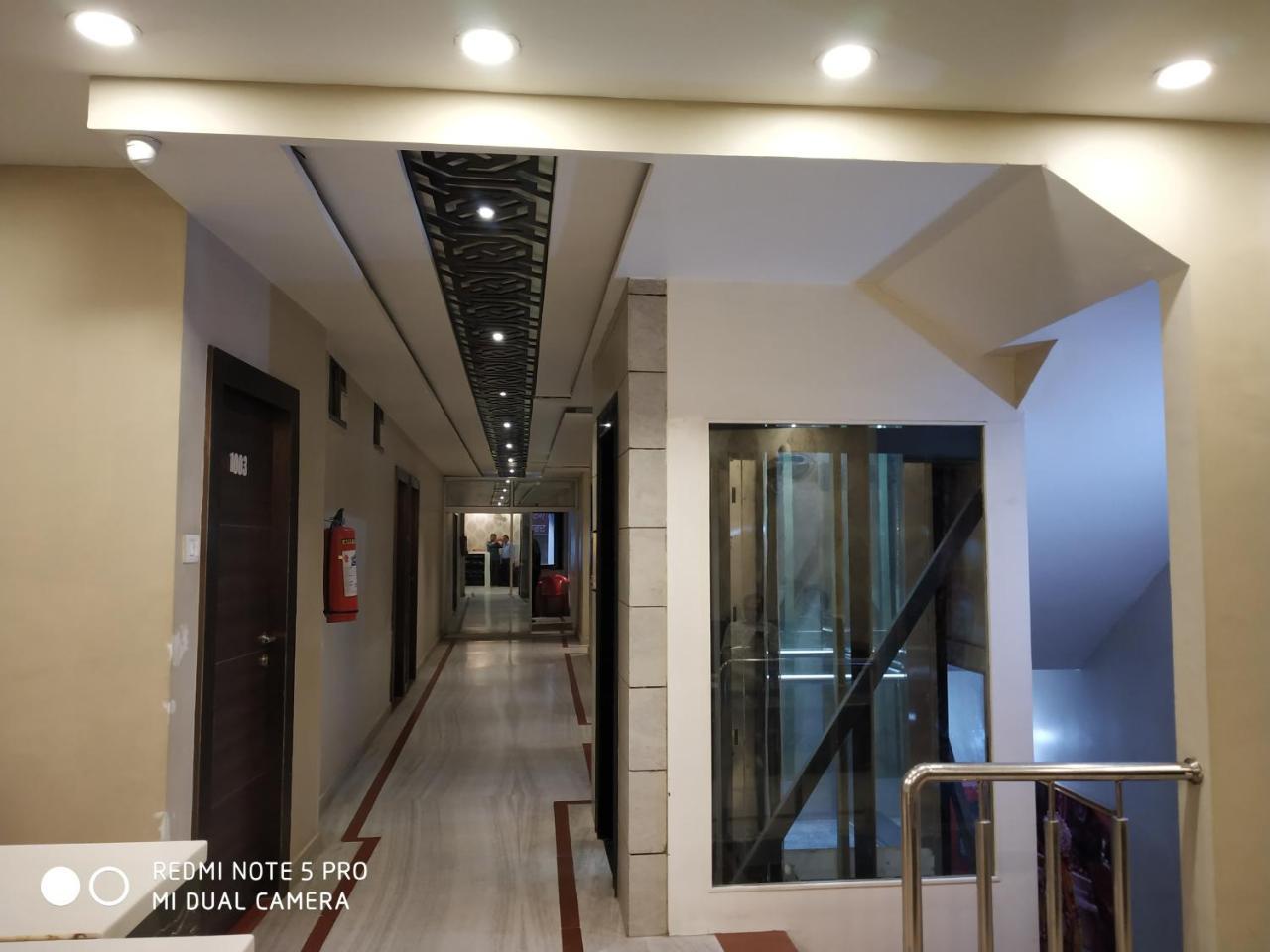 Hotel Aadesh Palace Varanasi Exterior photo