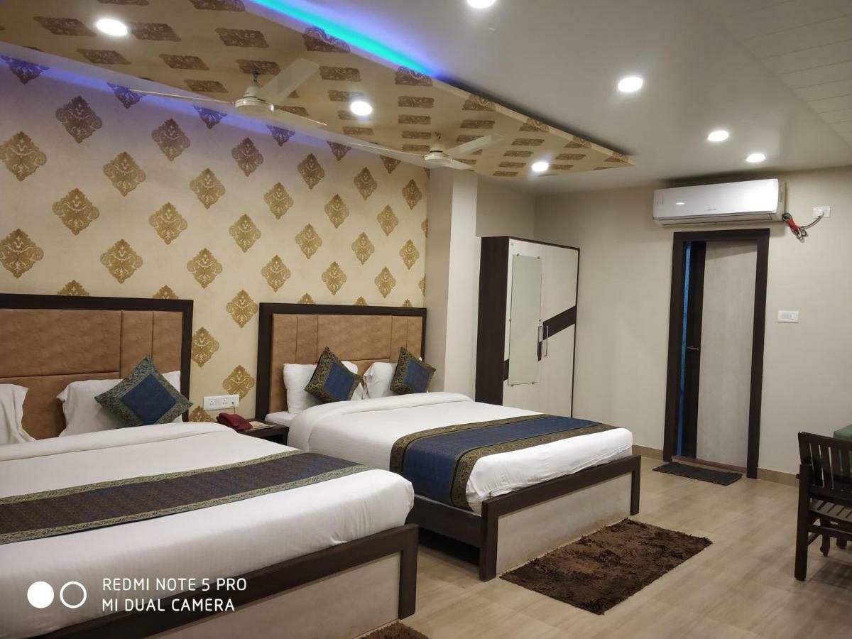 Hotel Aadesh Palace Varanasi Exterior photo