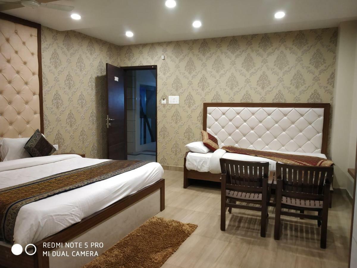 Hotel Aadesh Palace Varanasi Exterior photo