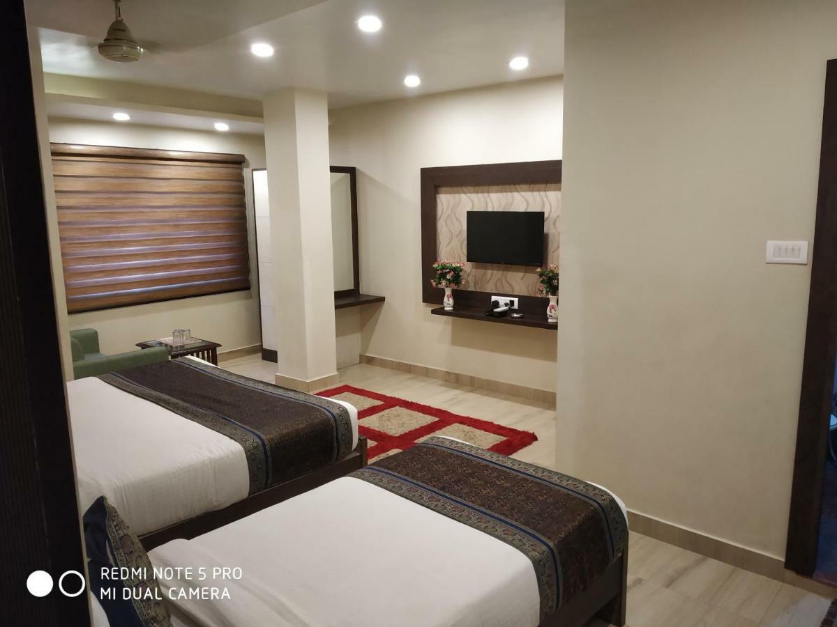 Hotel Aadesh Palace Varanasi Exterior photo