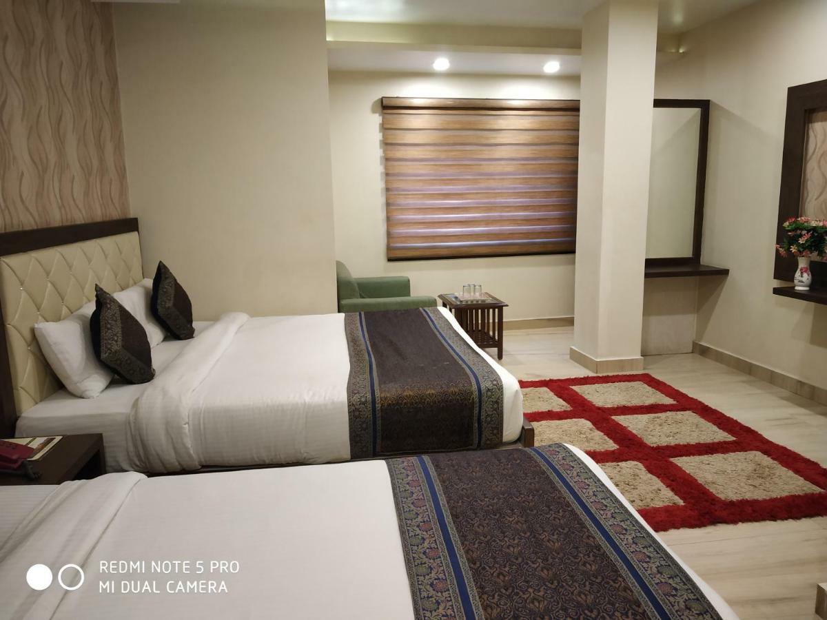 Hotel Aadesh Palace Varanasi Exterior photo