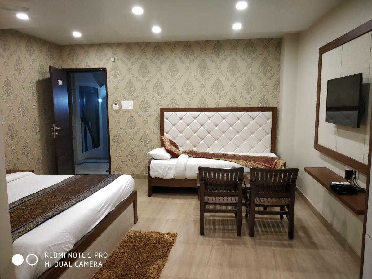 Hotel Aadesh Palace Varanasi Exterior photo