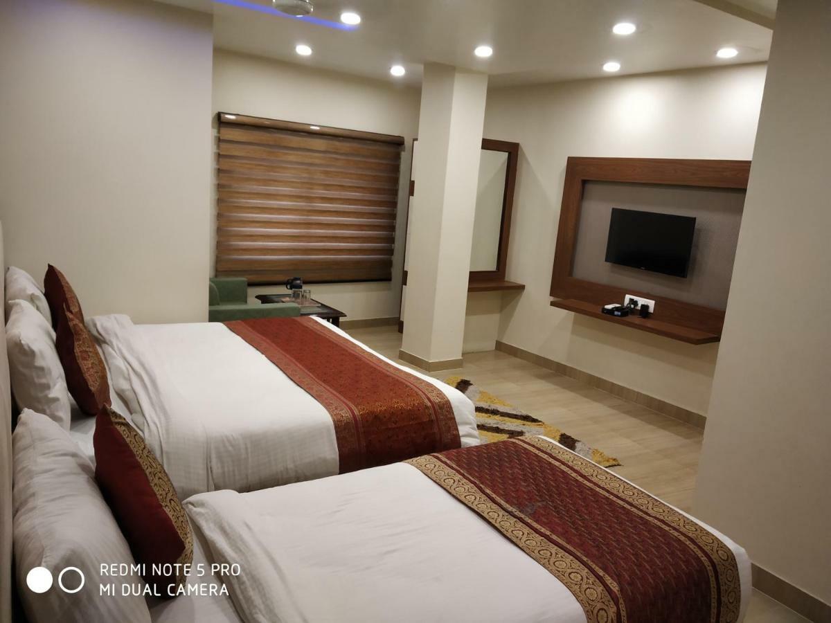 Hotel Aadesh Palace Varanasi Exterior photo