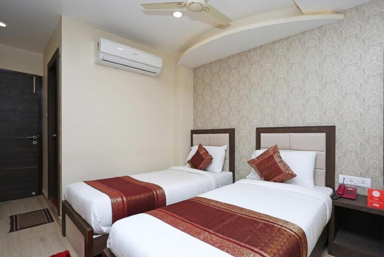 Hotel Aadesh Palace Varanasi Exterior photo