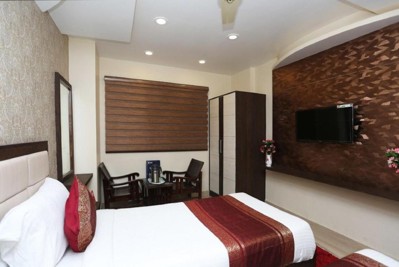 Hotel Aadesh Palace Varanasi Exterior photo