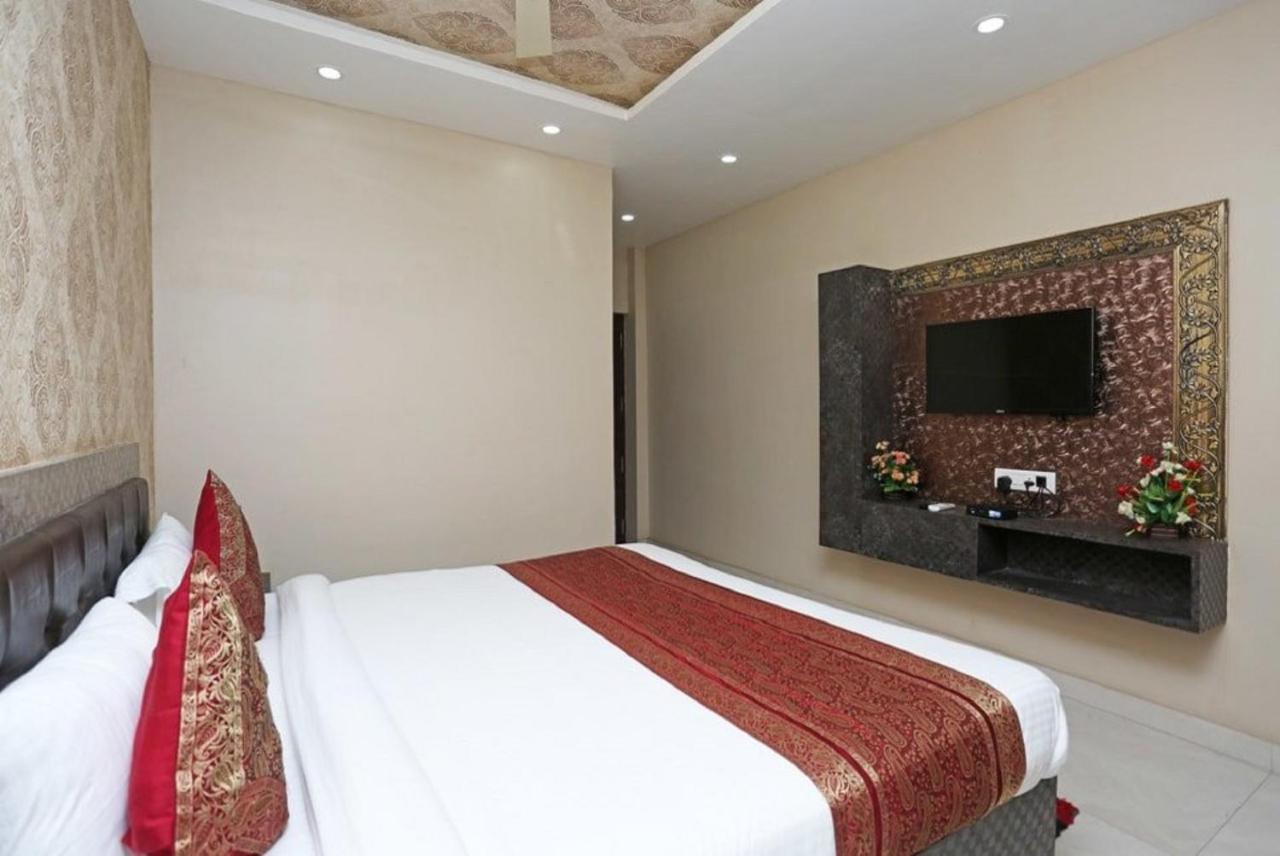 Hotel Aadesh Palace Varanasi Exterior photo